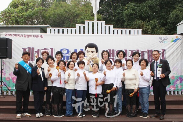 「제1회 윤상원 백일장대회」 식전 공연을 마친 임곡 난타 팀(지도 김금자) 기재원 대회장, 한윤희 광산구의회 기후위기특별위원장, 김영선 광산구의회 경제복지위원장과 기념 촬영하고 있다.