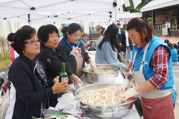 시제 발표 후에도 아침 일찍 참가한 학생들과 방문객을 위해 오월 주먹밥을 준비하고 있다.