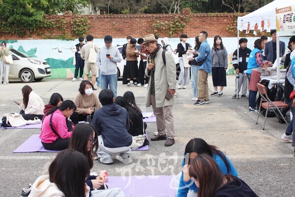 윤상원 기념관 추모 광장에서 「제1회 윤상원 백일장대회」가 시작된다.