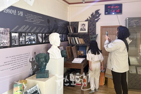 「제1회 윤상원 백일장대회」에 참가한 진만초 어린이와 엄마가 함께 윤상원 열사의 사랑채 해파재(海波齋)를 찾아 열사의 발자취를 살피고 있다.