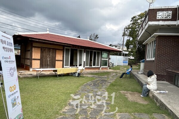 윤상원 열사 생가에서 글을 짓는 학생의 모습도. 정면에 보이는 건물이 윤상원 열사 생가 사랑채 해파재(海波齋)이다.
