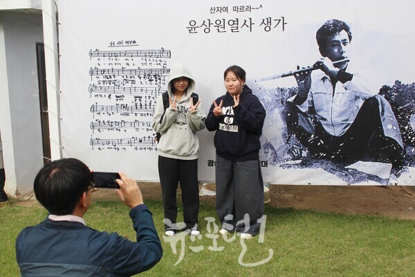 「제1회 윤상원 백일장대회」 중 윤상원 열사 생가에서는 즉석 사진 쵤영도 있었다. 김영석 광산구도시재생공동체센터 팀장이 사진을 찍고 있다.