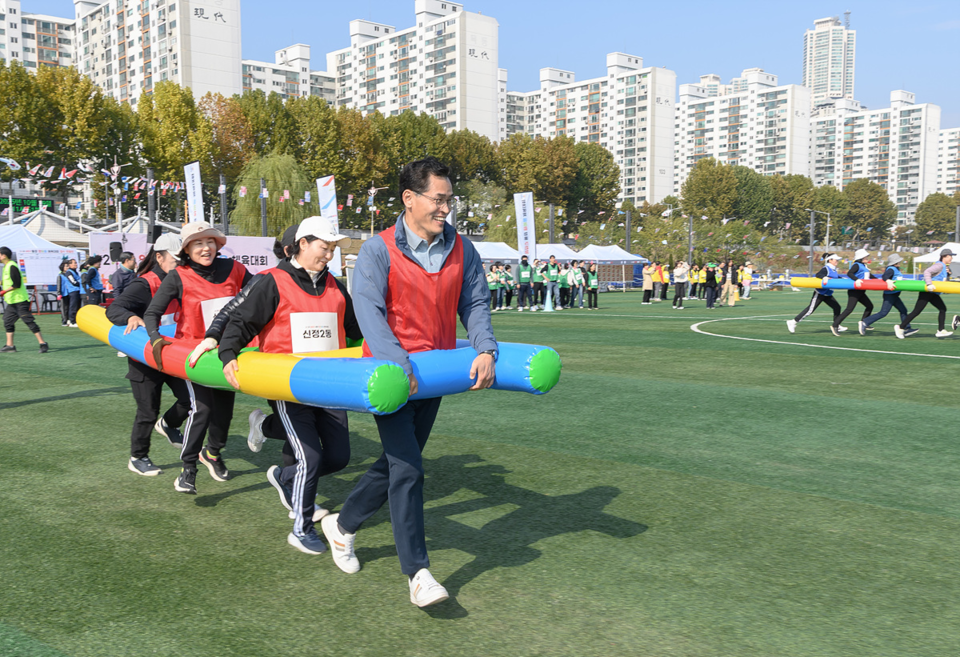 ‘양천구 통장 한마음 체육대회’에서 통장들과 함께 경기를 즐기는 이기재구청장ㅣ양천구 제공