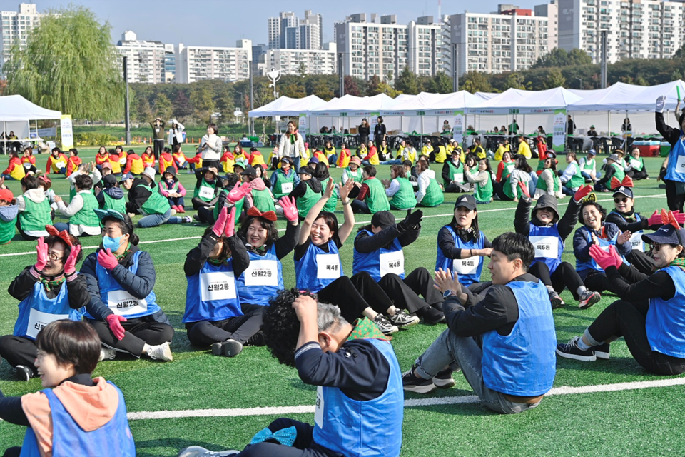 ‘양천구 통장 한마음 체육대회’에서 화합을 다지는 통장들ㅣ양천구 제공