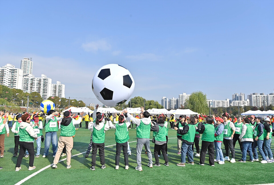 ‘양천구 통장 한마음 체육대회’에서 공굴리기 경기를 즐기는 통장들ㅣ양천구 제공
