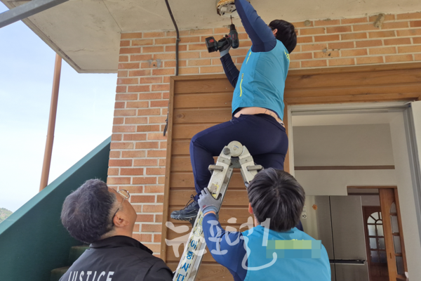 광주소년원 '고룡재능봉사단'' 학생이 경로당을 방문해 전등을 교레하고 있다. (사진 제공 : 광주소년원)