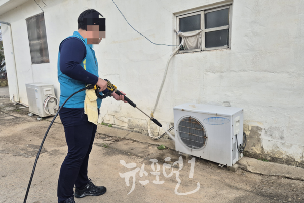 에어컨 실외기를 청소하는 광주소년원 '고룡재능봉사단' 학생 모습. (사진 제공 : 광주소년원)