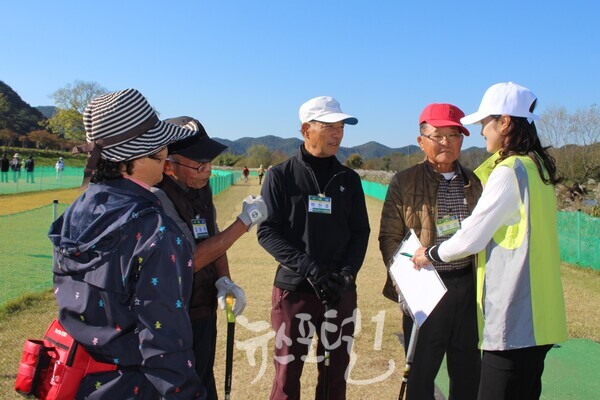 「제1회 임곡 No.1 파크골프대회」가 시작하기 직전 4번홀에서 이영아 심판이 김정성‧박찬호‧임광석‧주정화 선수에게 경기 규칙을 다시 한 번 더 설명하고 있다.