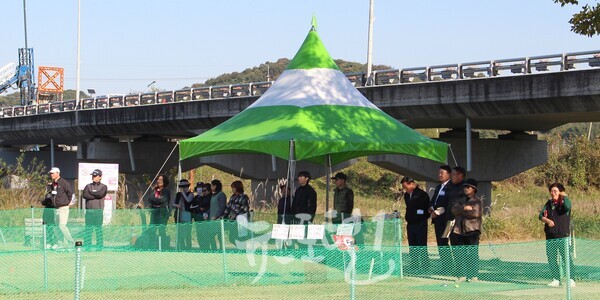 「제1회 임곡 No.1 파크골프대회」 경기를 지켜보는 갤러리들. 기재만 조합장과 김태완 광산구의회 전반기 의장도 자리를 지키며 끝까지 응원하고 있다.