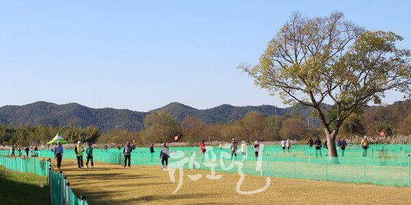 황룡강 하류(용진교) 쪽에서 본 「제1회 임곡 No.1 파크골프대회」 모습. 골퍼들은 9홀을 더 늘려 18홀로 조성되기를 원하고 있다.