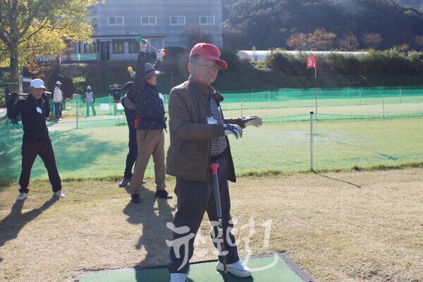 「제1회 임곡 No.1 파크골프대회」경기 개시 전 준비운동을 하는 김정성 선수.