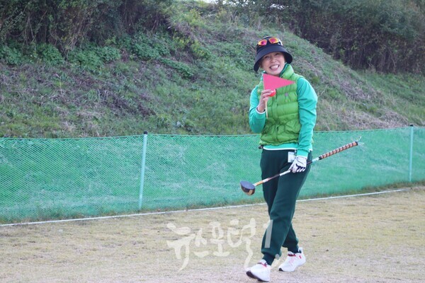 「제1회 임곡 No.1 파크골프대회」에서 여자부 장타 1위를 차지한 강명옥 선수