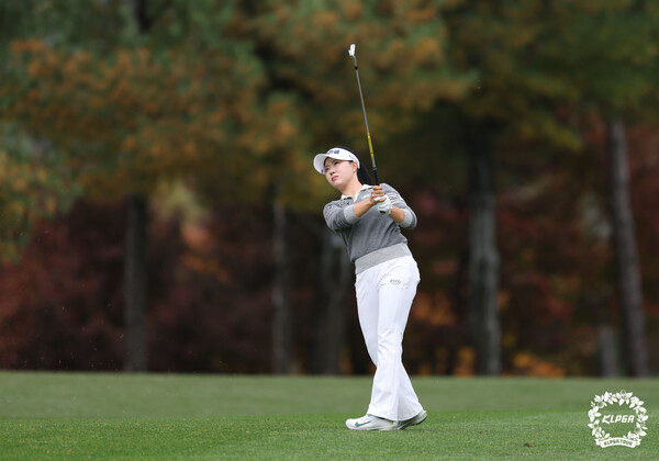 서어진 대보 하우스디 챔피언십 2R 9번홀 아이언샷을 하고 있다.[사진제공-KLPGA]