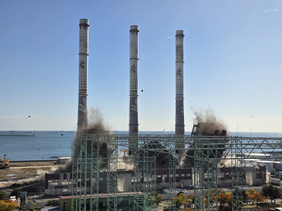 ▲ 울산 화력발전소 붕괴 현장에서 4호기와 5호기 보일러 타워가 오늘(11일) 오전 늦게 전격 발파됐다.