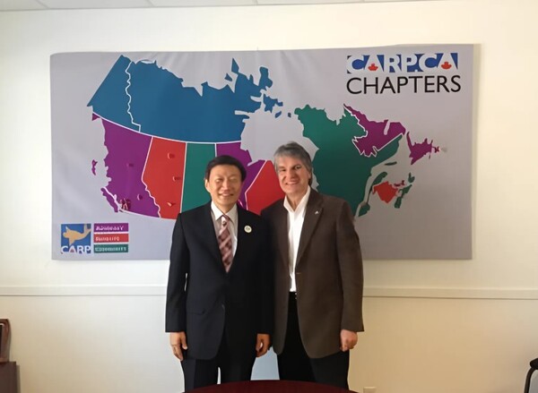 과거 캐나다은퇴자협회(CARP)를 방문한 주명룡 대표의 모습