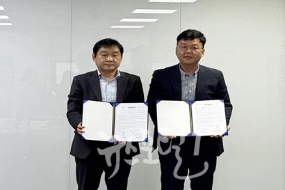 이승원 광주소년원 원장과 문승천 광주전남 도박문제예방 치유센터장이 업무협약을 맺은 후 기념 촬영을 하고 있다. (사진 제공 : 광주소년원)