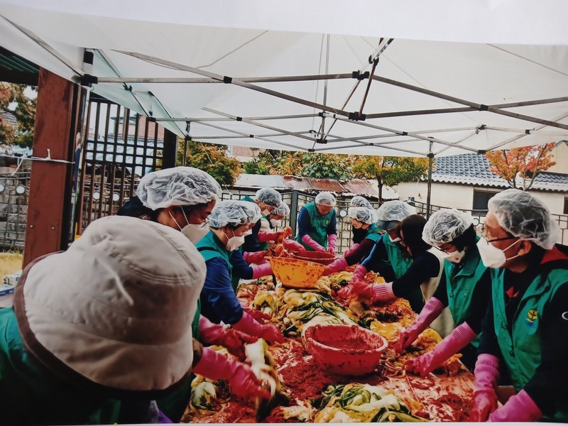  조용봉 회장이 직접 재배한 농작물을 가지고 새마을운동 남원시지회 협의회장 및 부녀회장 김장봉사