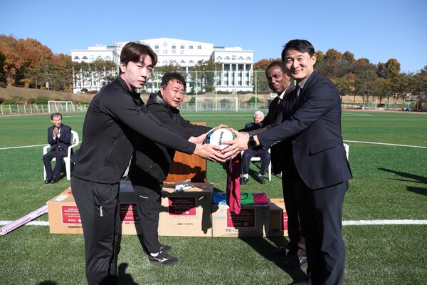 후원 물품 전달식 - (좌)김천대 축구팀 관계자 / (우)에티오피아 따세우 게브레 메기소 박사, 남필현 선교사