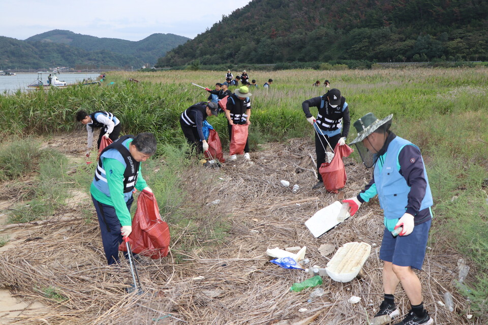 사진=포스코, ‘도5ㅓ지역 해양 지킴이 봉사단’ 환경 정화 활동 모습