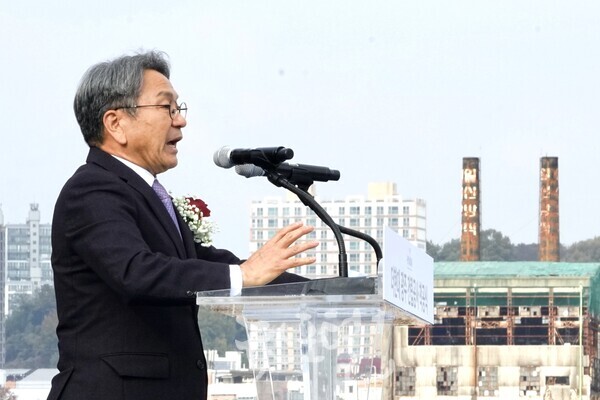 강기정 광주광역시장이 광주 최초 복합쇼핑몰인 더현대광주 착공식에서 인사말을 하고 있다. 멀리 일신방직 대형 굴뚝이 보인다. (사진 제공 : 광주광역시)