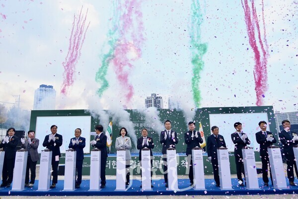 광주 최초 복합쇼핑몰인 더현대광주 착공식 발파 퍼포먼스 모습. (사진 제공 : 광주광역시)