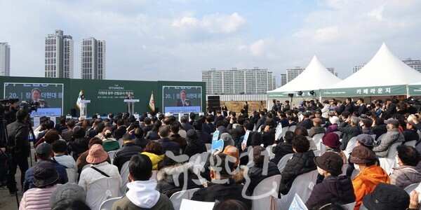 400여 명이 참석한 광주 최초 복합쇼핑몰인 더현대광주 착공식에서 강기정 광주시장이 인사말을 하고 있다. (사진 제공 : 광주광역시)