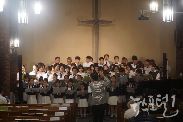 한국루터란아워 주관, ‘늦가을, 노래로 물들다. 가을날을 하모니’ 음악회의 마지막 순서인 참가자 다같이 함께 찬양한 성탄절을 앞두고 ‘그 맑고 환한 밤중에’ 찬양하는 사진(자료 = 한국루터란아워 제공)