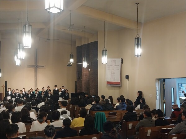 한국루터란아워 주관, ‘늦가을, 노래로 물들다. 가을날을 하모니’ 음악회에서 강원CBS소년소녀합창단의 찬양사진 (사진 = 한국루터란아워 제공)