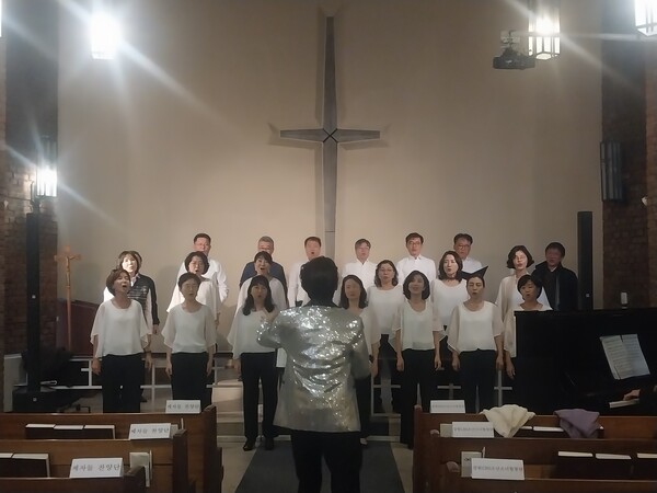 한국루터란아워 주관, ‘늦가을, 노래로 물들다. 가을날을 하모니’ 음악회에서 연세 파로스 센테니얼 합창단의 찬양사진 (사진 = 한국루터란아워 제공)