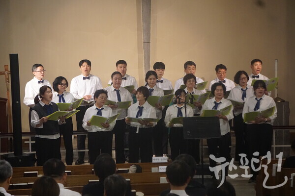 한국루터란아워 주관, ‘늦가을, 노래로 물들다. 가을날을 하모니’ 음악회에서 평택 제자들찬양단의 ‘바람이 불어오는 곳’ 찬양사진 (사진 = 한국루터란아워 제공)