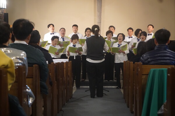 한국루터란아워 주관, ‘늦가을, 노래로 물들다. 가을날을 하모니’ 음악회에서 평택 제자들찬양단의 ‘성도여 다 함께’ 찬양사진 (사진 = 한국루터란아워 제공)