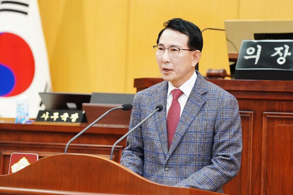 (사진 :  서산시,  25일 서산시의회 제2차 정례회에서 이완섭 서산시장이 내년도 시정 운영 방향을 설명하는 모습)