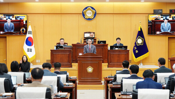 (사진 :  서산시,  25일 서산시의회 제2차 정례회에서 이완섭 서산시장이 내년도 시정 운영 방향을 설명하는 모습)