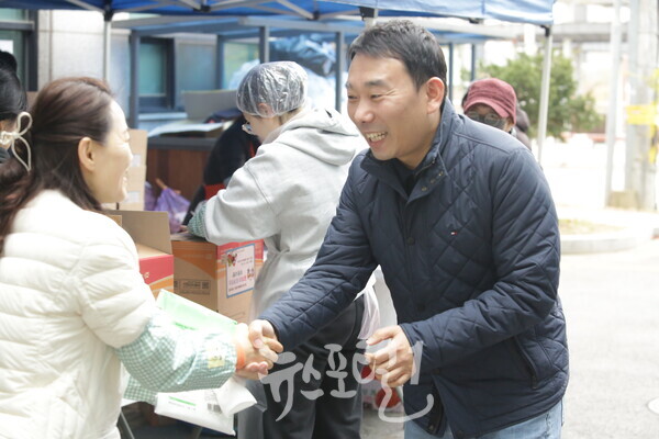 남양주시 병 더불어민주당 김용민 의원이 송진숙 단장을 격려하고 있다