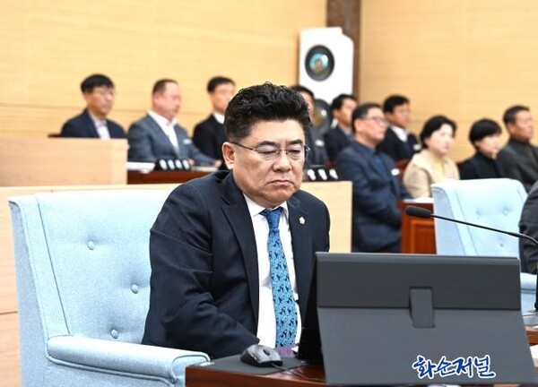 제277회 제2차 정례회에 참석해 의정활동 중인 김석봉 의원.