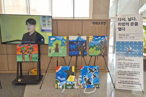 광주소년원(고룡정보학교) 학생들이 나주에 있는 한국전력거래소 로비에서 전시를 하고 있다. (사진 제공 : 광주소년원)