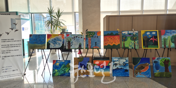 나주에 있는 한국전력거래소 로비에 전시된 광주소년원(고룡정보학교) 학생들의 작품. (사진 제공 : 광주소년원)