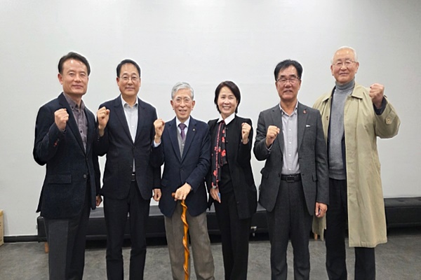 ▲11월 25일, 한국사회복지회관에서 개최된 ‘네팔 희망 염소 보내기’ 기부금 전달식에서 메이즈랜드 이동한 대표(왼쪽에서 3번째), 한국사회복지법인협회 관계자와 지구촌나눔운동 관계자가 기념 사진을 찍고 있다. (사진제공/지구촌나눔운동)