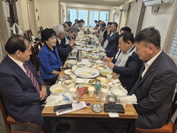 &nbsp;임명장 수여식을 마친 오영수 회장과 조직 간부들이 오찬을 함께하며 광주지부의 발전 방향과 조직 활성화를 위한 의견을 나누고 있다.&nbsp;(사진제공 /&nbsp;&nbsp;한국자유총연맹 광주지부)